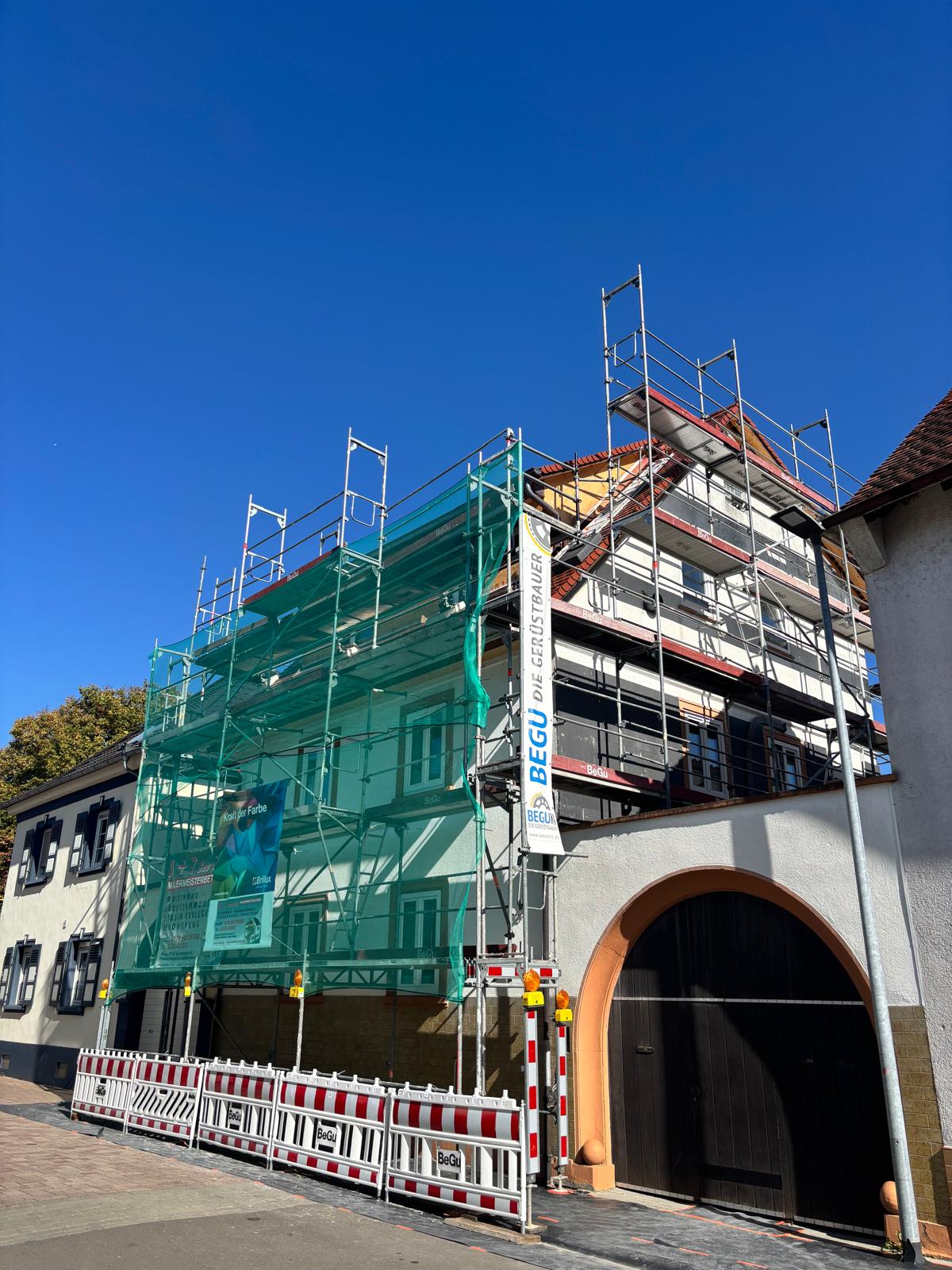 Gerüst an einem historischen Gebäude in Limburgerhof