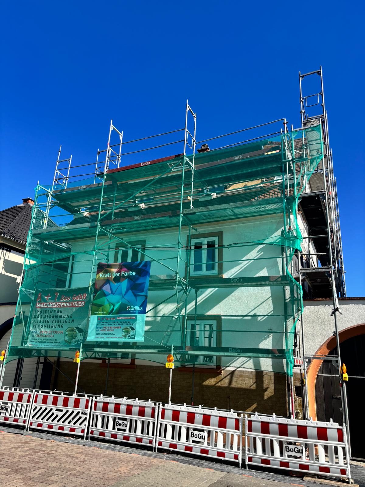 Fassadenarbeiten an einem historischen Gebäude in Limburgerhof