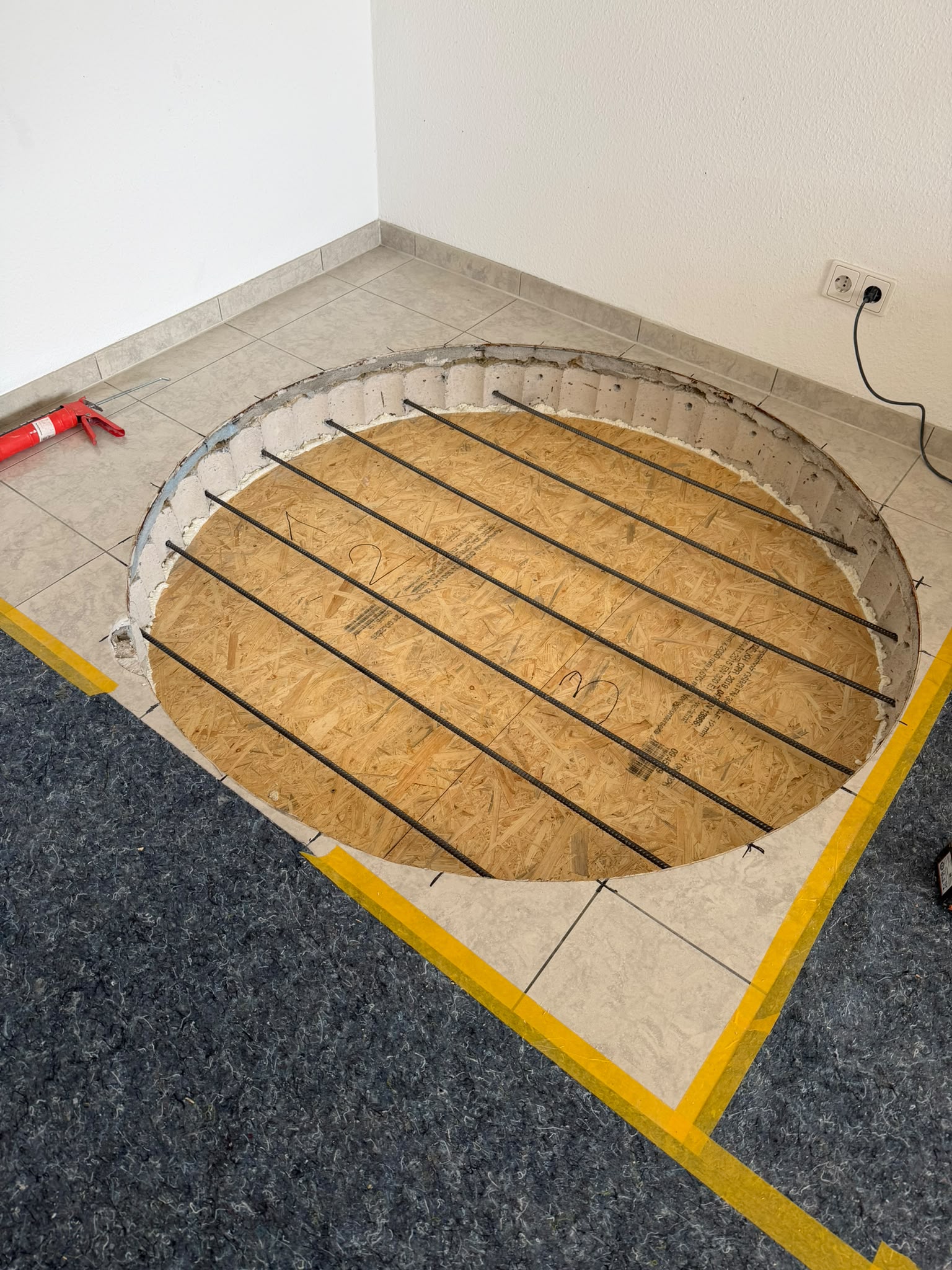 Bewehrung und Schalung für eine Deckenöffnung, vorbereitet für den Betonguss